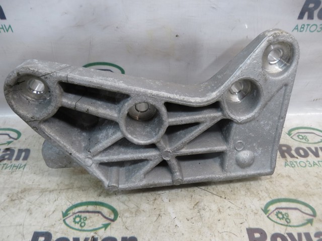 Кронштейн подушки (опори) двигуна, правої 365940E700 HYUNDAI
