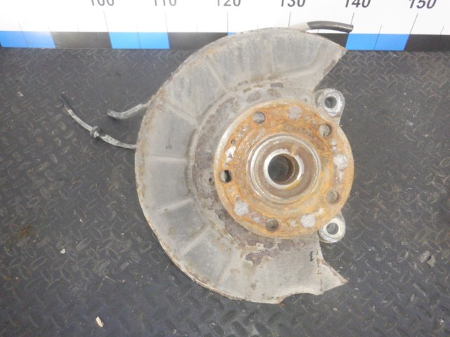 Цапфа поворотна права 3C0407258F VAG