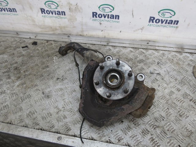 Кулак поворотний передній лівий 400155X00C NISSAN
