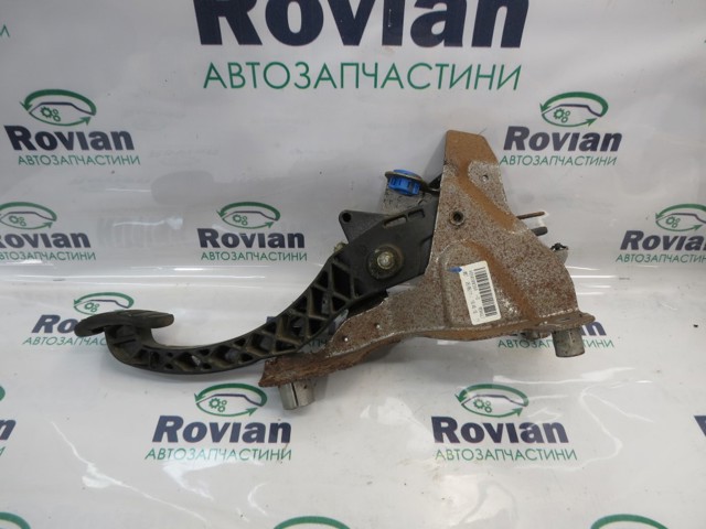 Педаль і привід управління зчепленням 465030038R RENAULT