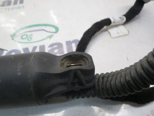 Амортизатор двері багажника 5NA827851A VAG