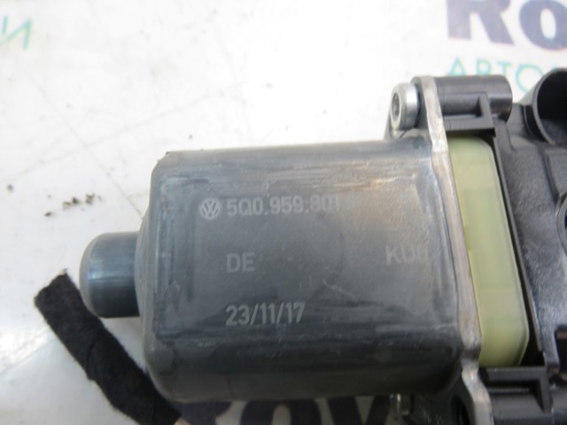 Мотор склопідйомника дверей передніх, лівих 5Q0959801A VAG
