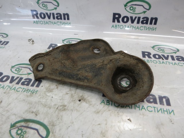 Кронштейн передньої балки 624772H000 HYUNDAI