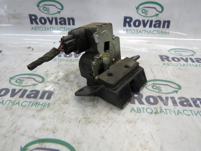 Замок і ручка дверей задка 812301H000 HYUNDAI