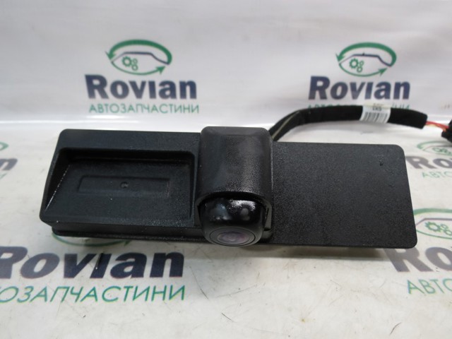 Кнопка приводу замка третіх/ п'ятих дверей 81820CV010 HYUNDAI