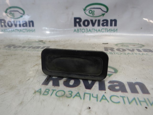 Кнопка приводу замка задньої 3/5 двері (ляди) 8200076256 RENAULT