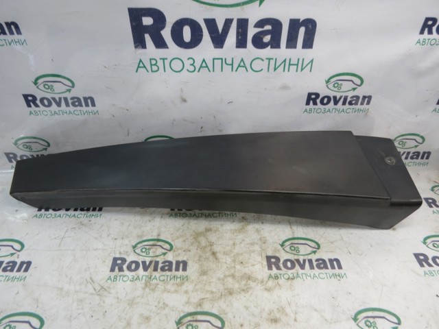Накладка стійки кузова зовнішня, центральна ліва 8200139600 RENAULT