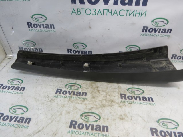 Накладка стійки кузова зовнішня, центральна права 8200139601 RENAULT