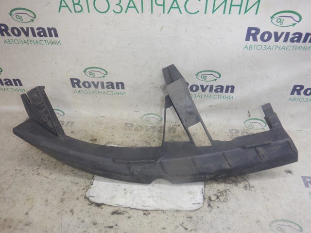 Праве кріплення переднього бампера 8200183758 RENAULT