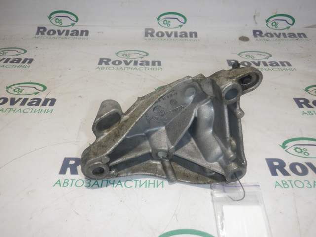 Кронштейн подушки (опори) двигуна, лівої 8200277203 NISSAN