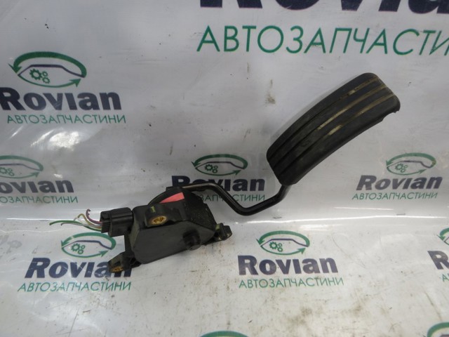 Підаль газу 8200297335 RENAULT