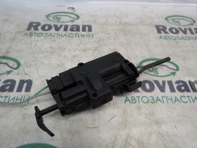 Мотор-привід відкриття лючка бака 8200305732 RENAULT