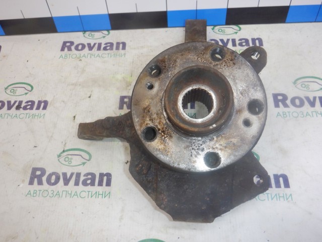 Вісь передня і поворотні кулаки 8200322079 RENAULT