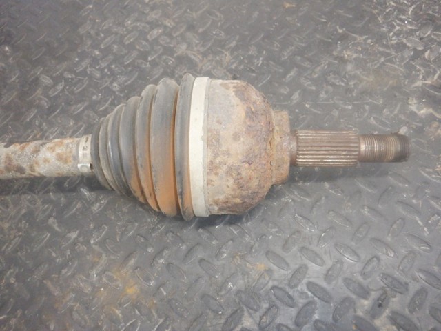 Привід передній правий 8200387424 RENAULT