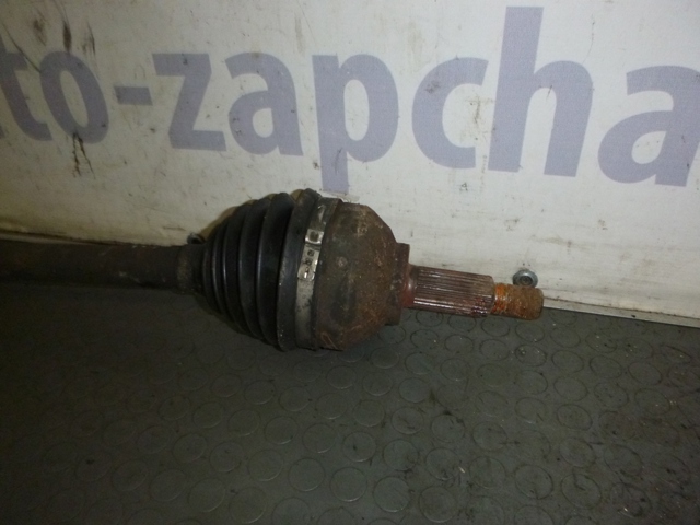Привід передній правий 8200452273 RENAULT