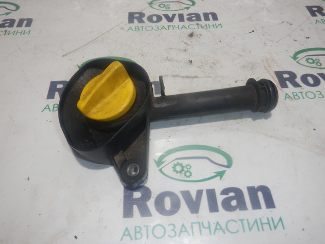 Горловина маслозаливна 8200639421 RENAULT