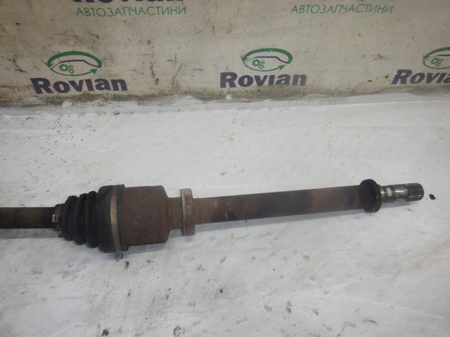 Привід правий 8200725504 RENAULT