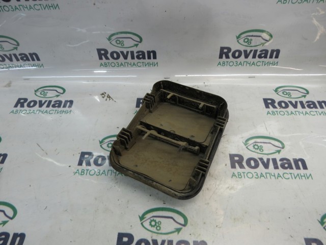Заглушка протитуманки передньої правої 8200728288 RENAULT