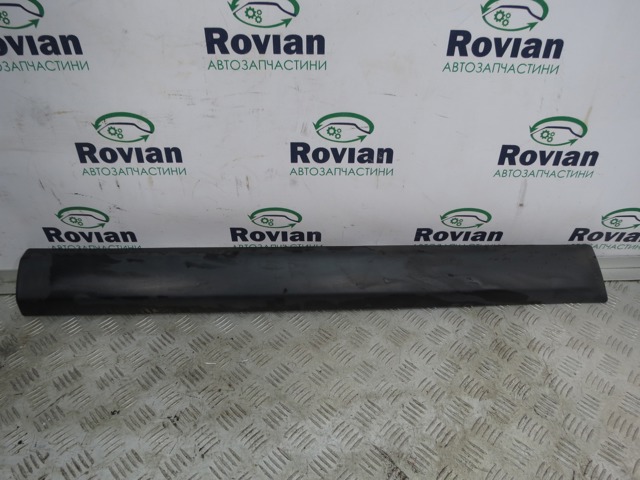 Накладка передніх дверей 8200735137 RENAULT