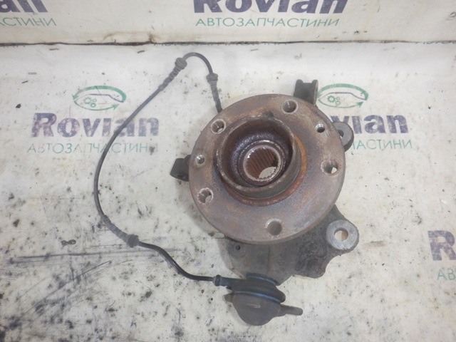 Кулак поворотний передній правий 8200881829 RENAULT
