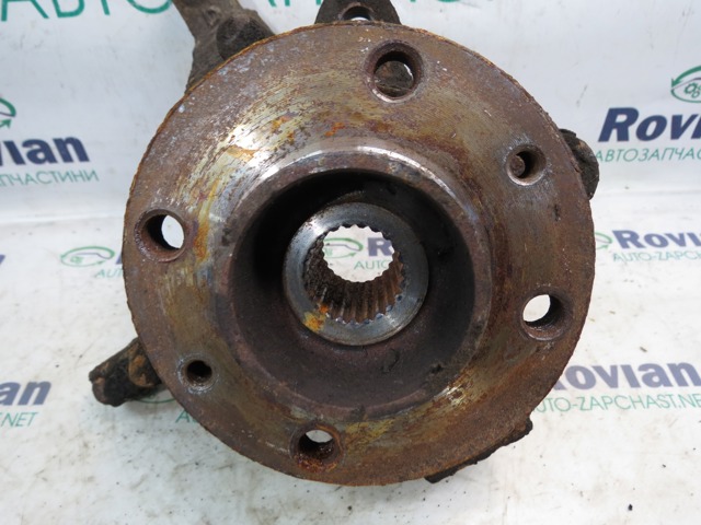 Кулак поворотний передній правий 8200898655 RENAULT