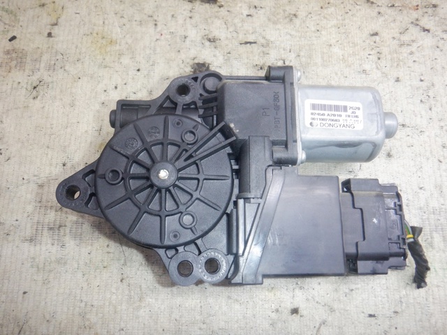 Мотор склопідйомника водійських дверей 82450A2010 HYUNDAI