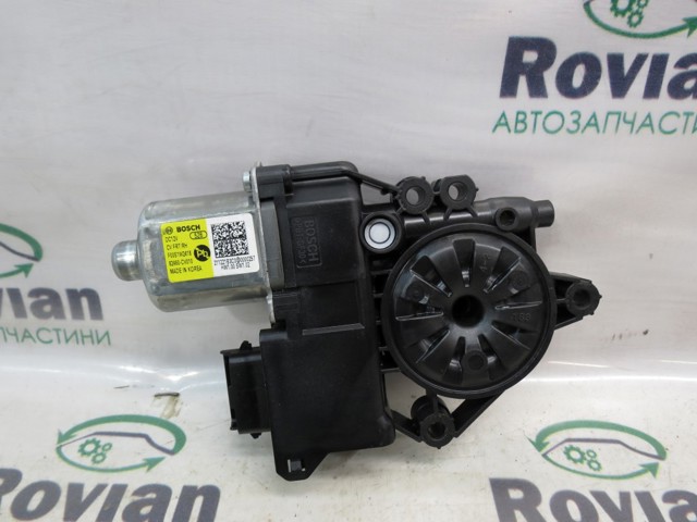 Мотор склопідйомника дверей передніх, правих 82460CV010 HYUNDAI