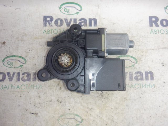 Моторчик склопідйомника двері задніх, лівих 827310004R RENAULT