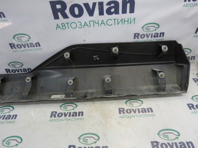 Накладка задніх дверей 828716RR0A NISSAN