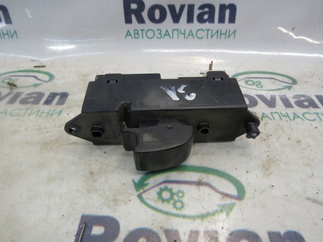 Кнопка підйомника заднього лівого скла 8608A184 MITSUBISHI