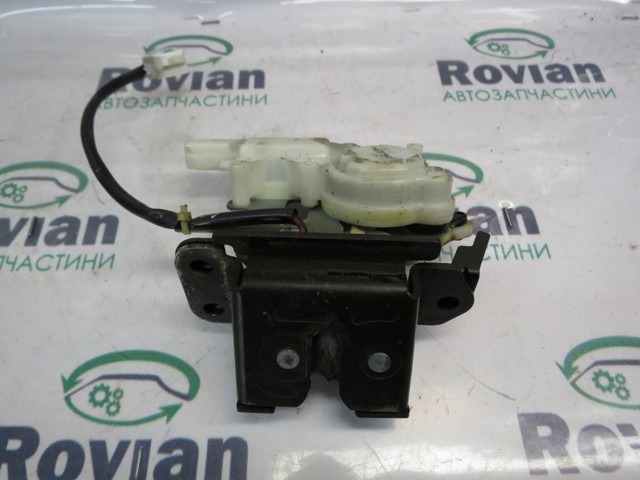 Замок і ручка дверей задка C24362310A MAZDA