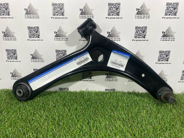 Правий важіль передній нижній підвіски 05105040AH CHRYSLER