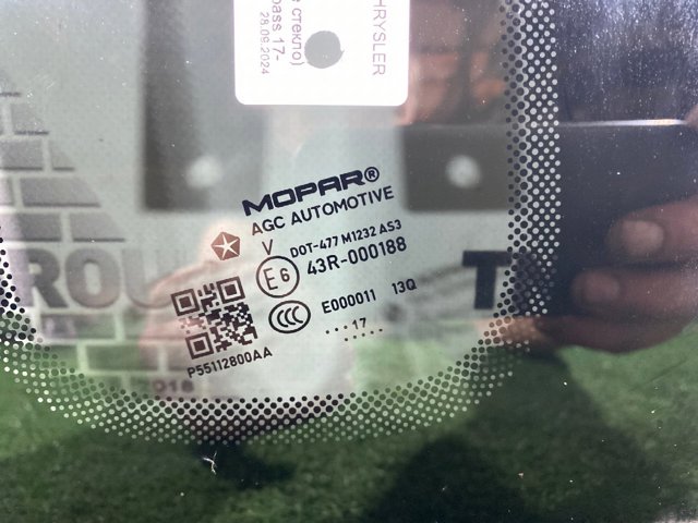 Скло кузова/багажного відсіку, праве 55112800AA CHRYSLER