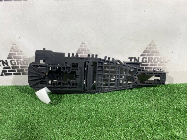 Тримач зовнішньої ручки дверей, задніх лівих 68082689AF CHRYSLER