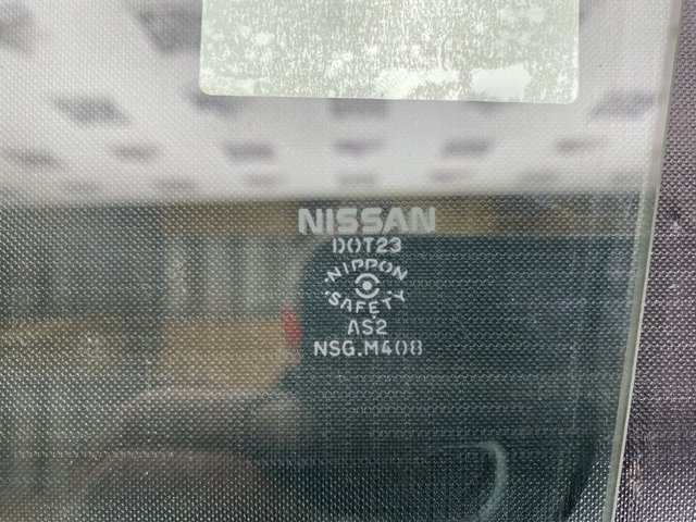 Скло передніх дверей, правих 803009TA0A NISSAN