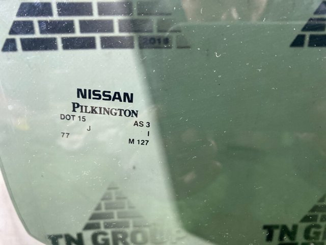 Скло задньої двері правої 823005HA0A NISSAN