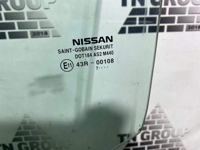Скло задньої двері лівої 823015HA0A NISSAN