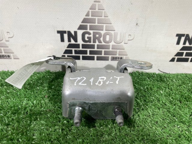 Петля заднтої двері, лівої 824013NA1A NISSAN