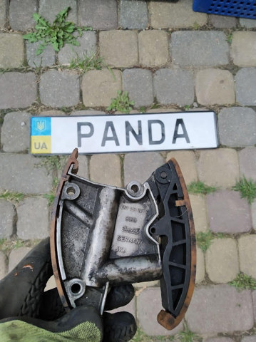 Натягувач ланцюга ГРМ распреддвалов, лівого 057109217G VAG