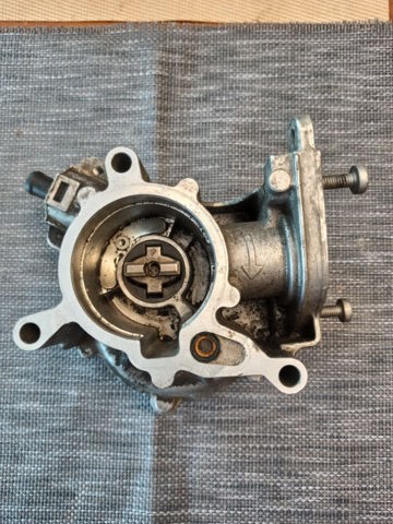 Насос вакуумний 06J145100B VAG