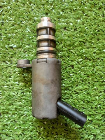 Клапан електромагнітний положення (фаз) розподільного валу 06M115393D VAG