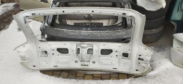 Задні двері багажника 4L0827023B VAG