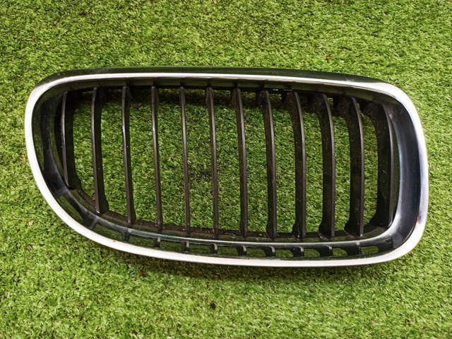 Решітка радіатора права 51137201968 BMW