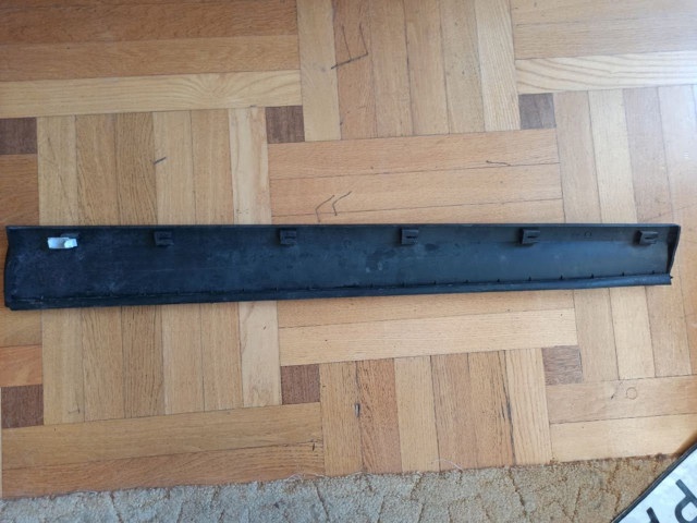 Молдинг передньої лівої двері, нижній 51137205779 BMW