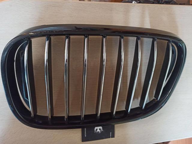 Решітка радіатора ліва 51137357011 BMW