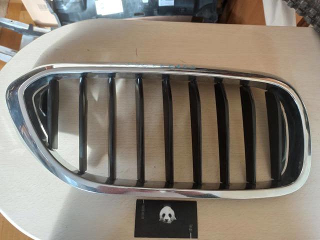 Решітка радіатора права 51137390866 BMW