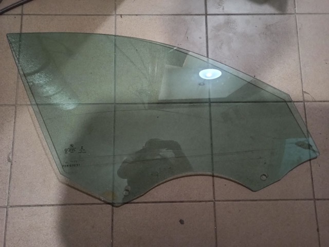 Скло передніх дверей, правих 51337339456 BMW
