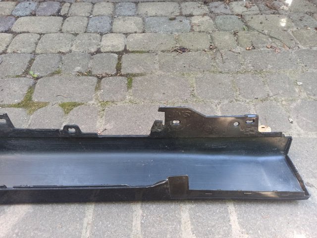 Накладка зовнішня (молдинг) порога, правий 51777374614 BMW