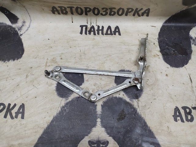 Деталі багажника (петлі і упор кришки) 6452030240 TOYOTA