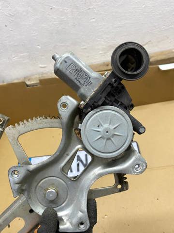 Склопідйомник з електродвигуном 8572030330 TOYOTA